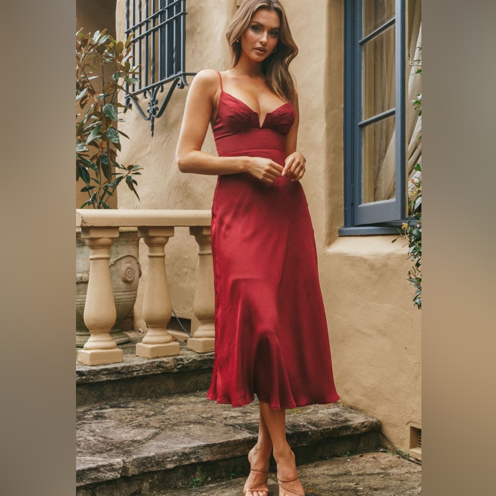 Selfie Leslie Small Lake Como Fitted Bodice Cami Strap Midi Dress in Cherry